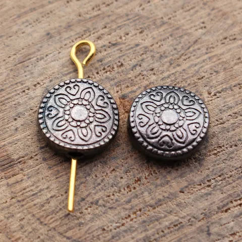 Perles Intercalaires Plates Rondes Sculptées en Alliage de Zinc Vintage Fleurs Cœur Relief Rétro Métal pour Création de Bijoux