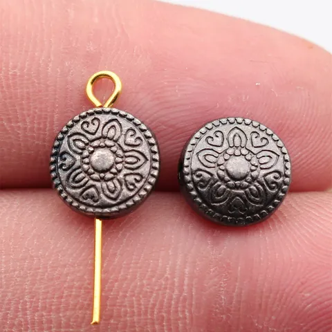 Perles Intercalaires Plates Rondes Sculptées en Alliage de Zinc Vintage Fleurs Cœur Relief Rétro Métal pour Création de Bijoux