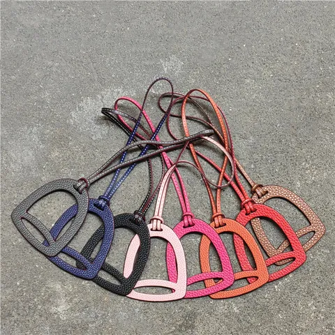 PU-Leder Hohl Steigbügelform Taschenanhänger Damen Handtasche Anhänger Auto Schlüsselanhänger Zubehör Einfarbig Dekorativ Tasche Hängen