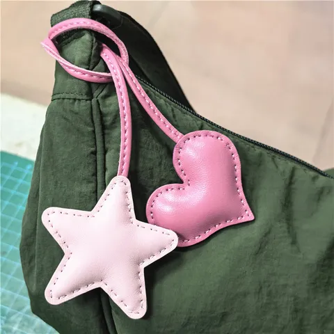 Charme de Sac en Peau de Mouton Fait Main Cœur et Étoile Mignon Porte-Clés Cousu pour Femme Ornement de Sac à Main Accessoire de Voiture