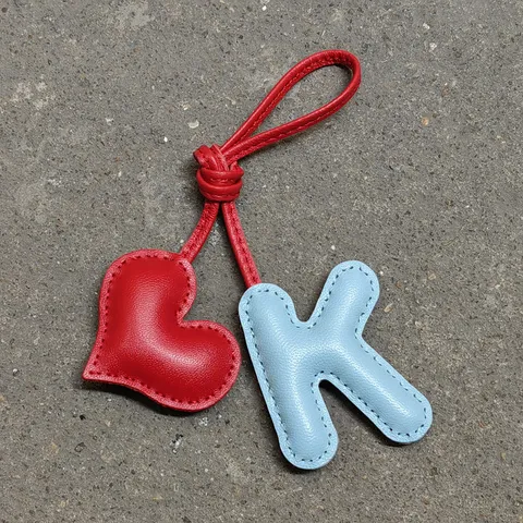 Großbuchstaben Englisch Taschenanhänger Herzform Leder Handtaschen Zubehör Hellblau Und Rot Schafsleder Anhänger
