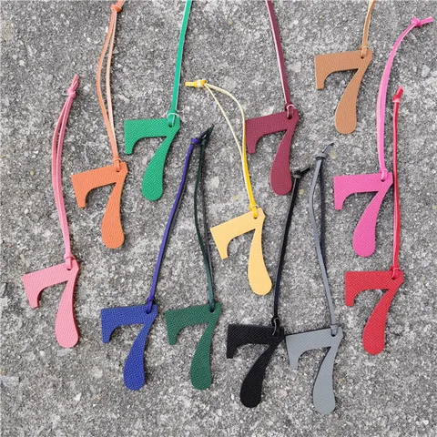 Ciondolo da Borsa in Pelle di Vacchetta a Forma di Numero Portachiavi Fortunato Fatto a Mano per Borsa Donna Fai da Te Decorazione