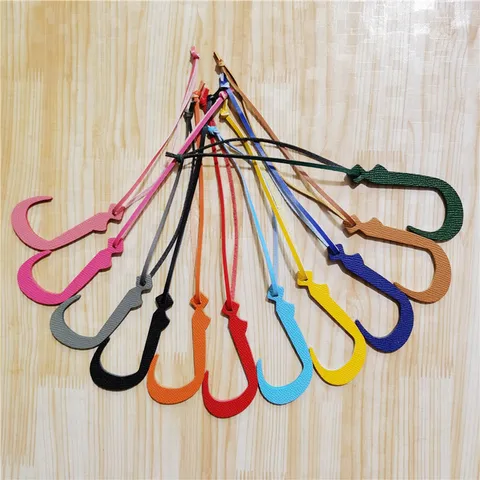Colgante para Bolso de Cuero de Vaca Grano de Lichi Letra Árabe 3D Versátil Colgante en Forma de J para Bolso de Mujer Regalo