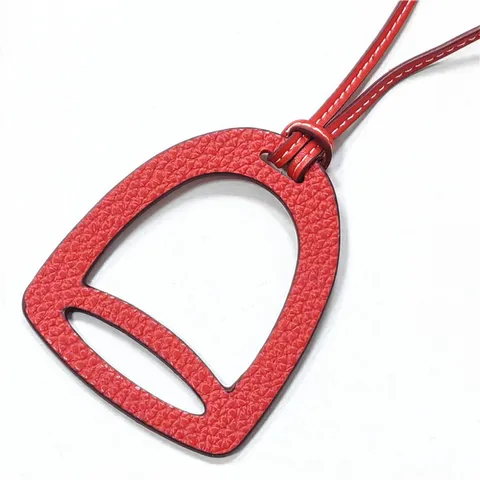 PU-Leder Hohl Steigbügelform Taschenanhänger Damen Handtasche Anhänger Auto Schlüsselanhänger Zubehör Einfarbig Dekorativ Tasche Hängen