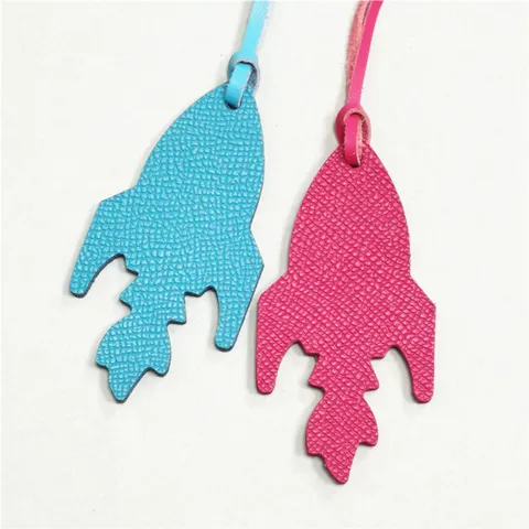 Colgante para Bolso de Cohete de Cuero Genuino Textura de Lichi Colgante de Bolso de Cuero de Vaca Llavero de Coche Color Caramelo Estilo de Lujo Decoración de Bolso para Mujer