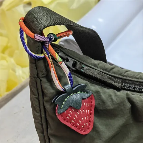 Porte-clés Fraise en Cuir Véritable Fait Main Pendentif de Sac Charme de Fruit en Cuir de Vachette Ornement de Voiture Cadeau