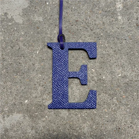 Minimalist Cowhide Leather Capital Letter E Bag Charm Embossed Litchi Texture Purse Hanging Ornament For Handbag Backpack Keyring Charm