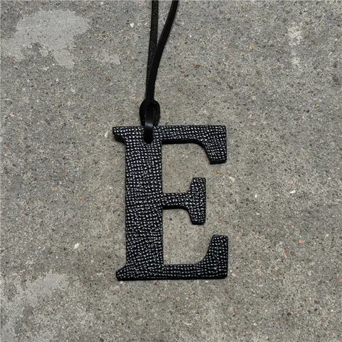 Minimalist Cowhide Leather Capital Letter E Bag Charm Embossed Litchi Texture Purse Hanging Ornament For Handbag Backpack Keyring Charm