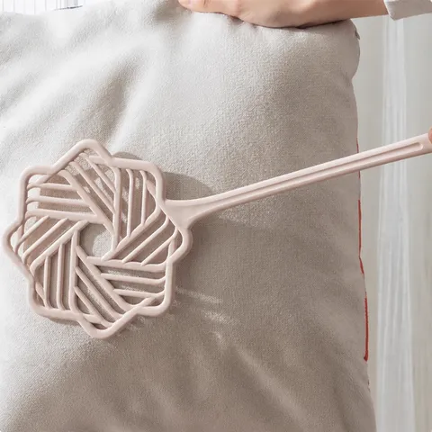 Batteur de Couette en Plastique pour la Maison Dépoussiéreur Long Manche Design Floral Creux Rose Bleu Outil de Nettoyage pour Chambre