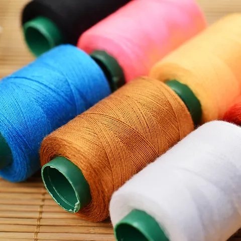 Set Scatola da Cucito in Plastica Multifunzionale Domestico Kit di Cucito a Mano Portatile Con Fili Aghi Forbici Nastro