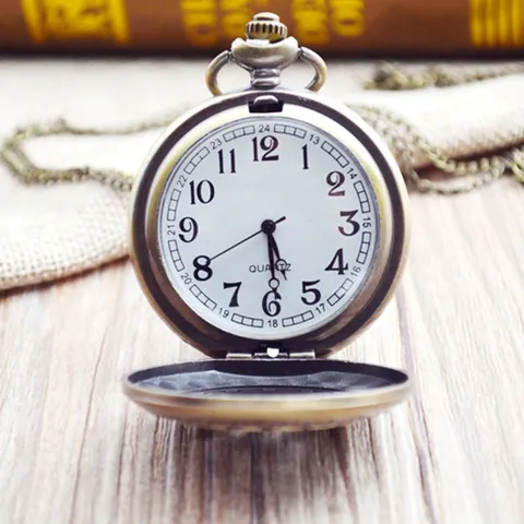 Vintage Bronze Pocket Watch Women Rural Style Embossed Flower Crown Butterfly Poker Quartz Pendant Watch With Chain Jewelry