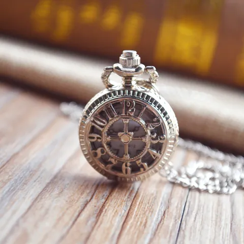 Reloj de Bolsillo de Cuarzo Hueco Retro Collar Pequeño Diseño de Rueda de Números Arábigos Caja de Aleación Reloj Colgante Para Hombres Mujeres Joyería Regalo