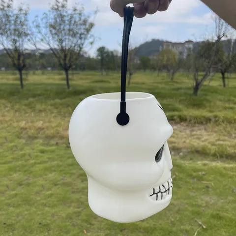 Halloween Totenkopf Eimer Kunststoff Weiß Geisterkopf Dose LED Leuchtender Skelett Süßigkeiten Eimer Für Party Deko Geschenk