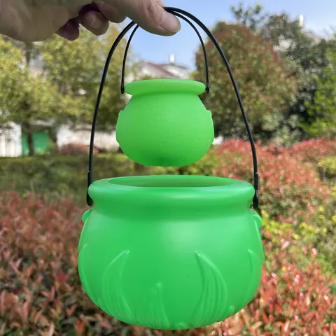 Green Witch Cauldron St. Patrick's Day Plastic Flame Bucket Candy Pot With Handle Irish Festival Party Decor Ornament