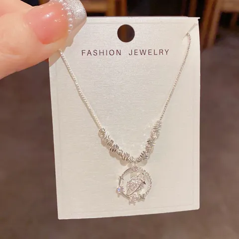 Collar con Colgante de Planeta de Diseño Único Lujo Ligero con Circonia Incrustada Joyería de Cadena de Clavícula para Mujer