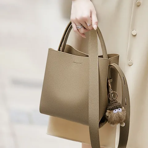 Donna Borsa a Secchiello in Pelle Granulare Pelle di Vachetta Borsa a Tracolla Casual Con Delizioso Ciondolo in Peluche
