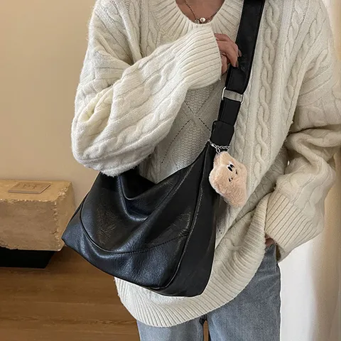 Donna Vintage Commuter Borsa a Tracolla in Pelle PU Borsa da Sottobraccio Tinta Unita Crossbody con Tracolla Larga e Ciondolo in Peluche