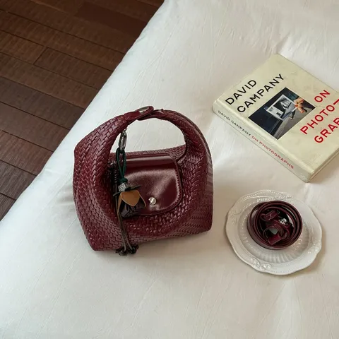 Damen Gewebte Unterarm Knödel Tasche Luxus PU Leder Schulter Umhängetasche Retro Geflochtene Handtasche Mit Anhänger Täglich