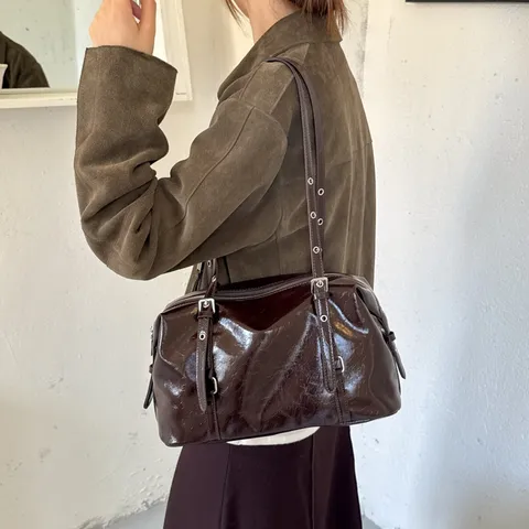 Sac à Épaule en Cuir PU Vintage Grande Capacité pour Femmes Sac Boston Oreiller Brillant Rétro Main de Banlieue Haut de Gamme Couleur Unie