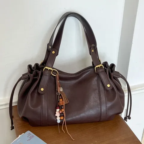 Vintage PU-Leder Schultertasche Für Damen Große Kapazität Kordelzug Tote Mit Anhänger Retro Achsel Umhängetasche Handtasche