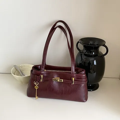 Sac à Épaule Rétro en Cuir PU pour Femmes Sac Sous les Bras Avec Serrure Métallique Breloque Clé Sac à Main Classique Navette Élégant