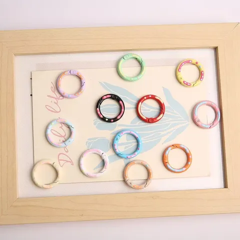 Kleurrijke Metaal Bakverf Donut Veer Gesp Olie Druppel Cirkel Open Ring Tekenfilm DIY Sieraden Maken Sleutelhanger Accessoire