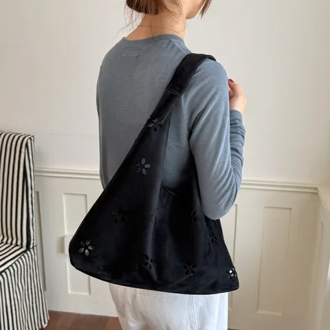 Sac Hobo pour Femmes Grande Capacité Cuir PU Bloc de Couleur Coutures Fleurs Ajourées Fermoir Magnétique Sac à Bandoulière Avec Pochette