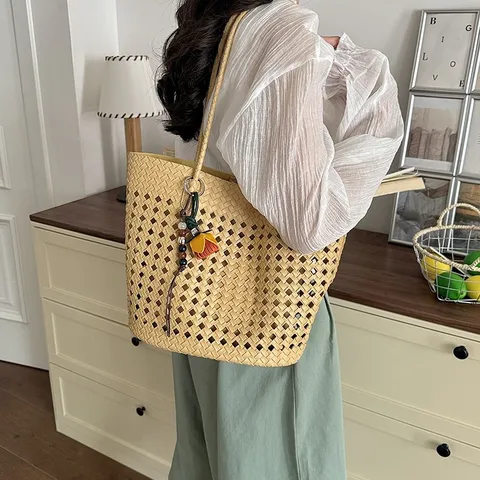 Damen Geflochten Ausgehöhlt PU Leder Tragetasche Minimalistische Mode Große Kapazität Umhängetasche Unterarmtasche Handtasche Zum Pendeln Einkaufen Mit Anhänger