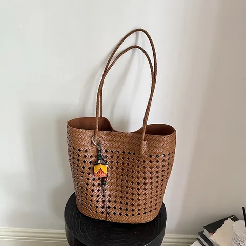 Damen Geflochten Ausgehöhlt PU Leder Tragetasche Minimalistische Mode Große Kapazität Umhängetasche Unterarmtasche Handtasche Zum Pendeln Einkaufen Mit Anhänger