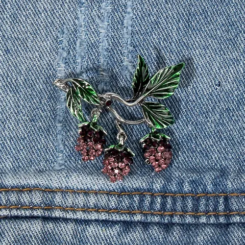 Vintage Alloy Rhinestone Flower Grape Brooch Pin Enamel Fruit Metal Pin For Women Retro Banquet Party Jewelry Gift