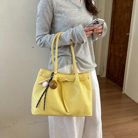 Women Woven PU Leather Large Capacity Tote Bag Trendy Stylish Commuting Shoulder Handbag With Charm Elegant Everyday Shopping Bag