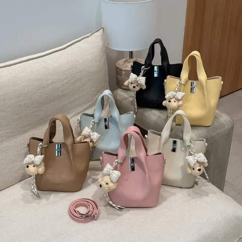 Borsa a Secchiello da Donna in Pelle PU Piccola Borsa a Tracolla Retro con Chiusura in Metallo e Ciondolo Orso in Peluche
