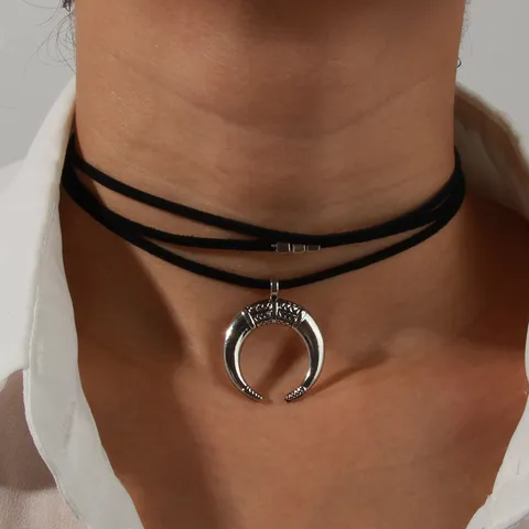 Collier Pendentif Croissant de Lune en Alliage Vintage pour Femme Cordon Velours Noir Choker Multicouche Corne Bijoux