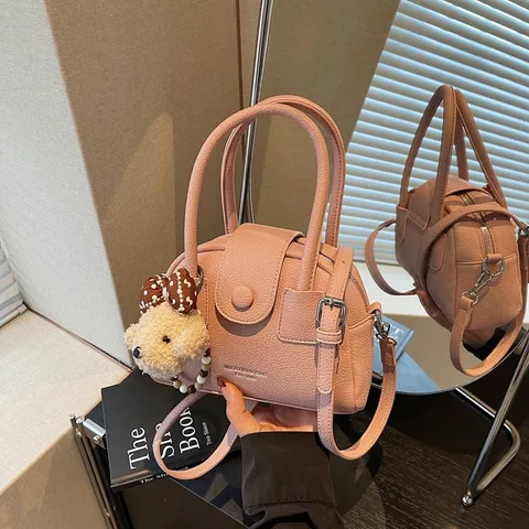 Elegante Borsa a Conchiglia da Donna in Pelle PU Alla Moda Tracolla Trama Litchi Con Dolce Orsetto Ciondolo Borsa a Spalla Casual