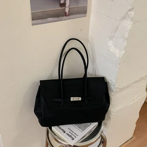 Μοντέρνα Τσάντα Tote Μετακίνησης Γυναικεία Μονόχρωμη PVC Τσάντα Ώμου Με Μεταλλική Πόρπη Διπλά Λουριά Καθημερινή Τσάντα Χειρός Μεγάλης Χωρητικότητας