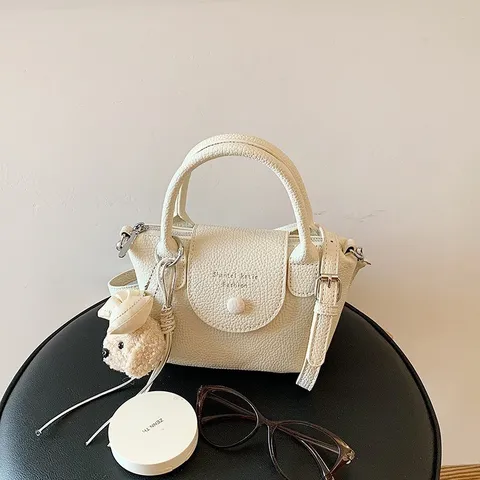 Sac Seau Minimaliste en Cuir PU pour Femmes Élégant Sac Bandoulière Versatile Couleur Unie Sac à Main Navette Avec Fermoir Magnétique