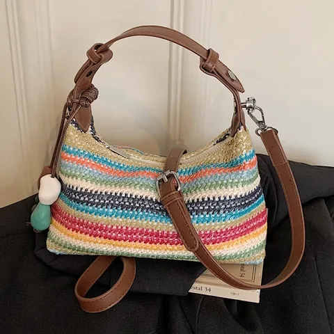 Damen Regenbogen Gestreifte Handgewebte Strohtasche Sommer Urlaub Strand Schultertasche PU Lederriemen Crossbody Dumpling Tasche Mit Perlenanhänger