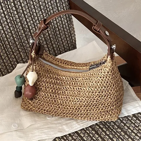 Damen Regenbogen Gestreifte Handgewebte Strohtasche Sommer Urlaub Strand Schultertasche PU Lederriemen Crossbody Dumpling Tasche Mit Perlenanhänger