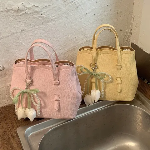 Mode PU Leder Damen Eimertasche Wellenkante Henkeltasche Umhängetasche Künstliche Perle Blumenanhänger Kleine Handtasche Für Den Alltag