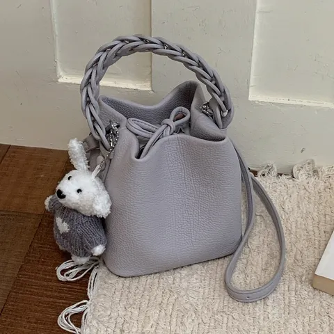 Damen Mode PU Leder Eimertasche Gewebter Griff Kordelzug Schultertasche Mit Süßem Tier Ornament Umhängetasche Pendler Handtasche
