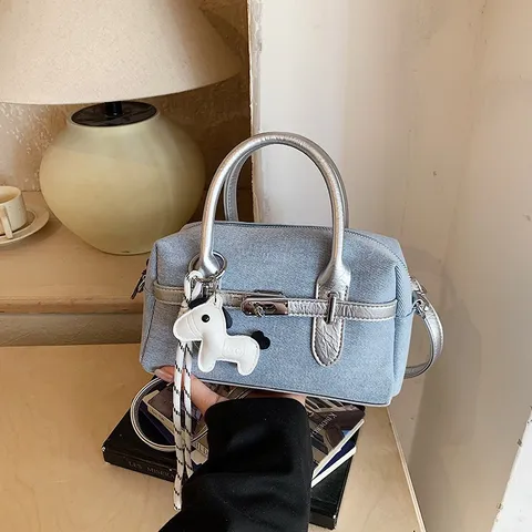 Damen High-End Mode Denim Textur PU Farbblock Kissentasche Sommer Pendeln Kleine Schulter Crossbody Tasche Mit Anhänger