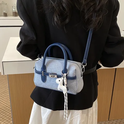 Damen High-End Mode Denim Textur PU Farbblock Kissentasche Sommer Pendeln Kleine Schulter Crossbody Tasche Mit Anhänger