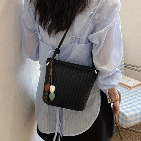 Womens Fashion Woven PU Leather Bucket Bag Minimalist Crossbody Shoulder Bag Stylish Daily Mobile Phone Purse Purse For Ladies