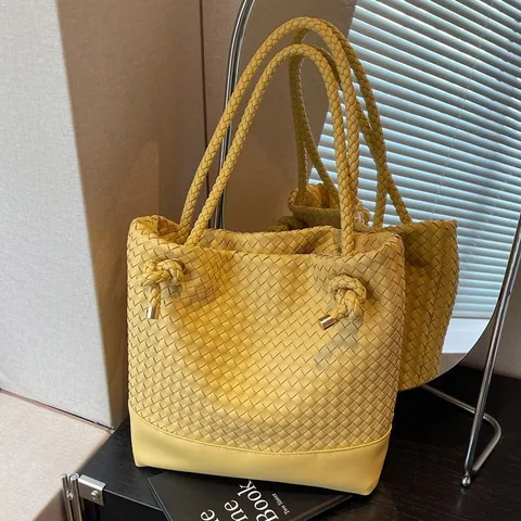 Fashion Handwoven PU Leather Shoulder Bag For Women Vintage Commute Tote Bucket Bag Versatile Solid Color Large Capacity Top-Handle Purse