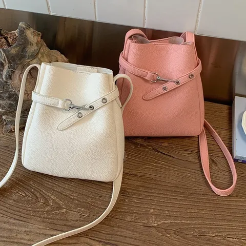 Sac Seau Bandoulière en Cuir PU à la Mode Petit Couleur Unie Sac à Épaule Avec Fermoir Magnétique Surpiqûres Poche pour Téléphone pour Femmes