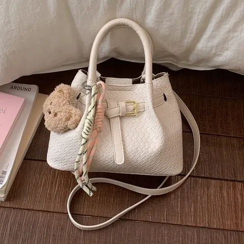 Damen Gewebte PU Leder Eimertasche Stilvolle Gürtelschnalle Umhängetasche Crossbody Handtasche 2026 Frühlingsmode Top Griff Tasche Mit Bärenanhänger