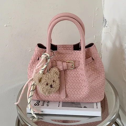 Damen Gewebte PU Leder Eimertasche Stilvolle Gürtelschnalle Umhängetasche Crossbody Handtasche 2026 Frühlingsmode Top Griff Tasche Mit Bärenanhänger