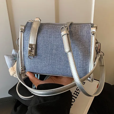 Damen Mode PU Unterarmtasche Kontrastfarbe Patchwork Kleine Quadratische Umhängetasche Pendeln Crossbody Tasche Mit Bär Hanger