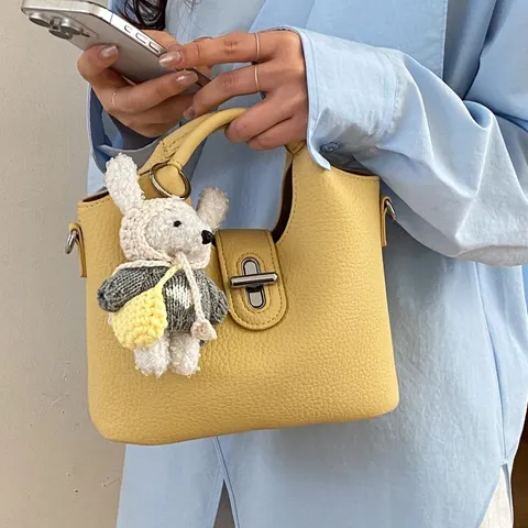 Damen Urban Minimalistisch Lychee-Muster Eimertasche Pendeln Schultertasche Umhängetasche Mit Metallschloss Und Tieranhänger Handtasche