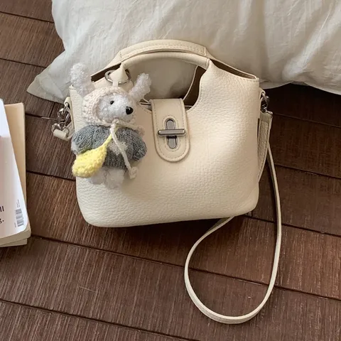 Damen Urban Minimalistisch Lychee-Muster Eimertasche Pendeln Schultertasche Umhängetasche Mit Metallschloss Und Tieranhänger Handtasche